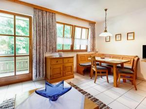 eine Küche und ein Esszimmer mit einem Tisch und Stühlen in der Unterkunft Cosy apartment in Sch nau am K nigsee in a wooded location in Schönau am Königssee