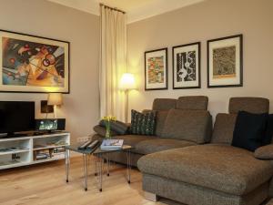uma sala de estar com um sofá e uma mesa em Striking Apartment near Lake in Wannsee em Berlim