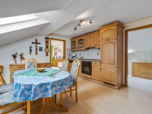 Cosy farmhouse apartment in Bavaria near the Arber ski areaにあるキッチンまたは簡易キッチン