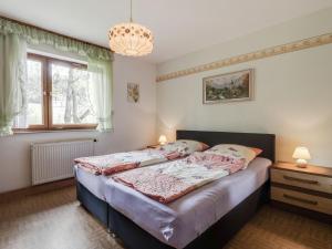 Lovely farmhouse apartment near the ski area in Neukirchenにあるベッド