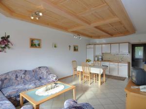 ein Wohnzimmer mit einem Sofa und einem Tisch in der Unterkunft Holiday home with panoramic view and every convenience spa in Waldkirchen