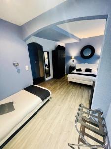 - une chambre avec 2 lits et une chaise dans l'établissement EtC...Hôtel - Strasbourg Hyper Centre, à Strasbourg