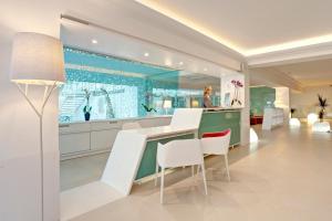 תמונה מהגלריה של Grupotel Ibiza Beach Resort - Adults Only בפורטינטקס