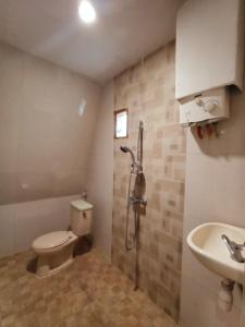バトゥにあるPagupon Camp Syariahのバスルーム(トイレ、洗面台付)