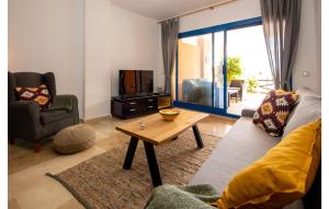 een woonkamer met een bank en een tafel bij 2 Bedroom Amazing Apartment In Manilva in Manilva