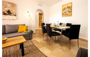 een woonkamer met een tafel en een bank bij 2 Bedroom Amazing Apartment In Manilva in Manilva