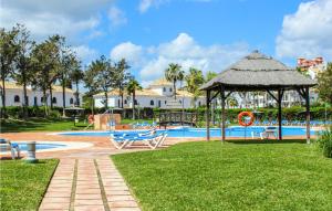 een resort met een zwembad en een prieel bij 2 Bedroom Amazing Apartment In Manilva in Manilva