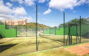 een hek met een ketting en een tennisbaan bij 2 Bedroom Amazing Apartment In Manilva in Manilva +23 foto's