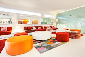 אזור ישיבה ב-Grupotel Ibiza Beach Resort - Adults Only