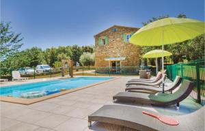 Santa-Maria-PoggioにあるBeautiful Home In Santa Maria Poggio With Outdoor Swimming Poolのプールサイドの椅子