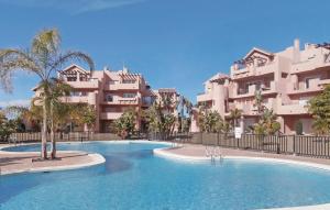 een groot zwembad voor een gebouw bij Beautiful Apartment In Torre-pacheco With Outdoor Swimming Pool in Los Martínez