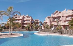 Los MartínezにあるBeautiful Apartment In Torre-pacheco With 2 Bedrooms, Wifi And Outdoor Swimming Poolの建物前の大型スイミングプール