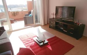 een woonkamer met een flatscreen-tv op een dressoir bij Beautiful Apartment In Torre-pacheco With Outdoor Swimming Pool in Los Martínez