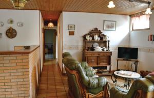 ein Wohnzimmer mit Ledersesseln und einem TV in der Unterkunft Nice Home In Hames Boucres With 3 Bedrooms And Wifi in Hames-Boucres