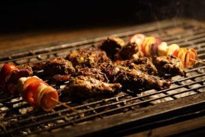 un grupo de carne y hortalizas en una parrilla en Entire Villa at the Heart of the Wayanad Forest., en Kutta