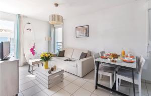 een woonkamer met een bank en een tafel in een kamer bij Les Carrelets in Saint-Palais-sur-Mer