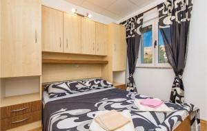 Posteľ alebo postele v izbe v ubytovaní 1 Bedroom Nice Apartment In Dinjiska