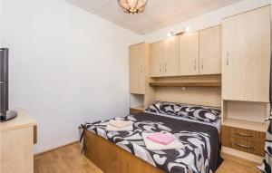 Posteľ alebo postele v izbe v ubytovaní 1 Bedroom Nice Apartment In Dinjiska