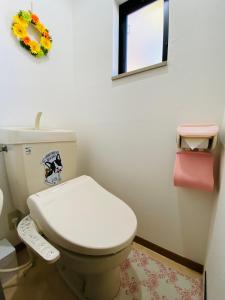 福岡市にあるROOMs六本松03のバスルーム(白いトイレ、窓付)
