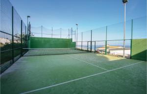 Tennis and/or squash facilities at 2 Bedroom Stunning Home In Santa Pola or nearby