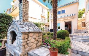Το κτήριο όπου στεγάζεται  το διαμέρισμα