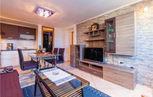 1 Bedroom Gorgeous Apartment In Selce في سيلتسي: غرفة معيشة مع طاولة ومطبخ