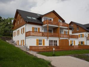 ヴィンターベルクにあるTasteful apartment in Neuastenberg near ski areaの木塀のある大白い家