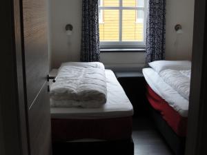 ヴィンターベルクにあるTasteful apartment in Neuastenberg near ski areaのベッド2台と窓が備わる小さな客室です。