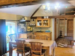 een keuken met een houten tafel en stoelen in een kamer bij Soothing Holiday Home in Maring Noviand in Maring-Noviand