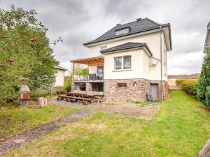 メーデバッハにあるPicturesque Villa in Medebach near Ski Areaの広い白い家