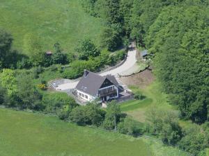 een luchtzicht op een groot huis op een heuvel bij Nice holiday home near ski area in Medebach