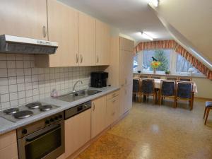 uma cozinha com um lavatório e um fogão forno superior em Nice holiday home near ski area em Medebach