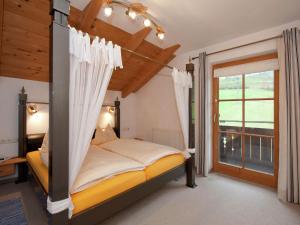 Ένα ή περισσότερα κρεβάτια σε δωμάτιο στο Alluring Apartment in Bad Kohlgrub with Private Garden
