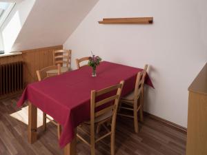 einen Esstisch mit einem lila Tischtuch in der Unterkunft Apartment in a quiet location with balcony in Herrischried