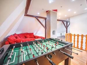 een tafelvoetbalspel in een woonkamer met een rode bank bij Magnificent Villa in Medebach near Ski Area in Medebach