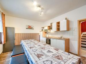 een kleine keuken met een groot bed in een kamer bij Magnificent Villa in Medebach near Ski Area in Medebach