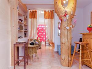 Habitación con pasillo con muebles de madera y mesa. en Stately villa with garden en Schotten