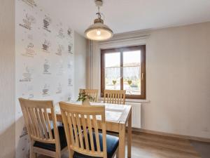 comedor con mesa, sillas y ventana en Holiday home in the Thuringian Forest, en Wutha-Farnroda