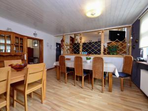 Cozy holiday home with WiFi in Hochsauerland في Elpe: غرفة طعام مع طاولة بيضاء وكراسي