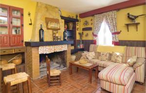- un salon avec un canapé et une cheminée dans l'établissement 5 Bedroom Stunning Home In Archidona, à Archidona