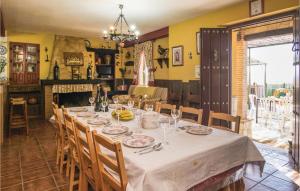 Un restaurante o sitio para comer en 5 Bedroom Stunning Home In Archidona