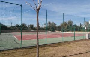 Tennis eller squash på eller i nærheten av Beautiful Home In Roldn With Outdoor Swimming Pool