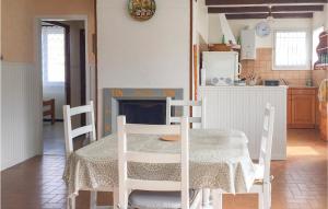 een keuken en eetkamer met een tafel en stoelen bij Cozy Home In La Tranche-sur-mer With Kitchenette in La Tranche-sur-Mer