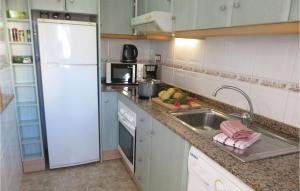 Kuchyň nebo kuchyňský kout v ubytování Beautiful Apartment In Torrevieja