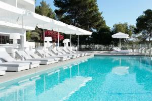 בריכת השחייה שנמצאת ב-Grupotel Ibiza Beach Resort - Adults Only או באזור