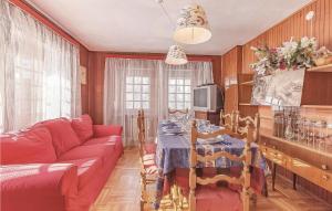 コー​​ニュにあるCasa Tzezereaのリビングルーム(赤いソファ、テーブル付)