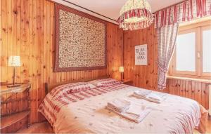 コー​​ニュにあるCasa Tzezereaの木製の壁のベッドルーム1室(大型ベッド1台付)