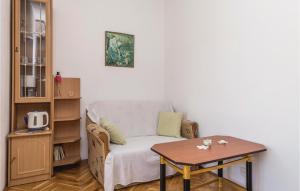 ein Wohnzimmer mit einem Stuhl und einem Tisch in der Unterkunft Gorgeous Apartment In Dinjiska With House Sea View in Dinjiška