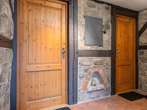 クヴェードリンブルクにあるAttractive Apartment in Quedlinburgの木の扉と石造りの石造家 オーブン