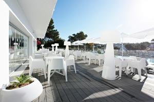 Un balcon sau o terasă la Grupotel Ibiza Beach Resort - Adults Only